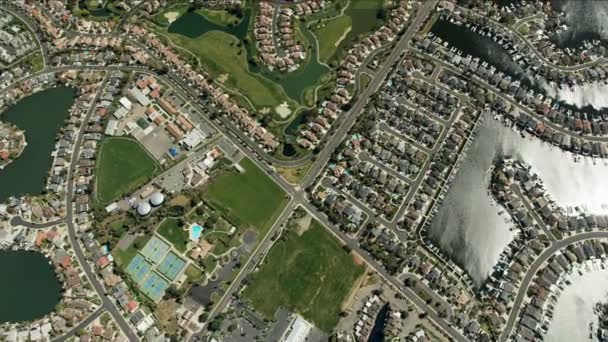 Aerial overhead view Discovery bay waterfront community lowlands — Stock Video