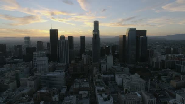 Hava günbatımı görüntüsü ABD Bank Tower LA silüeti — Stok video