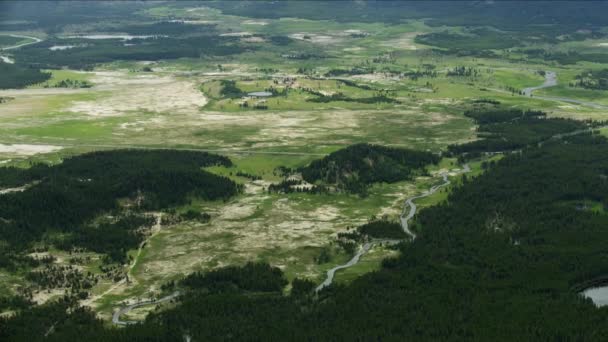 Uitzicht vanuit de lucht geothermische wateren Vuurgat rivier Yellowstone Wyoming — Stockvideo
