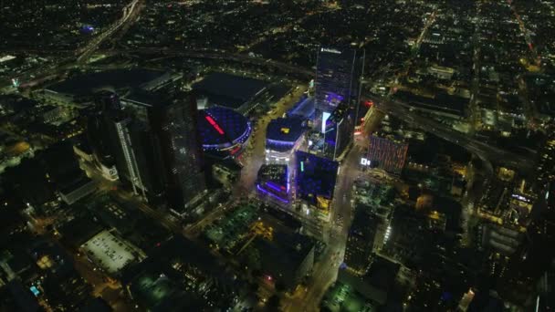 Vista aérea luces iluminadas LA Live al atardecer — Vídeos de Stock