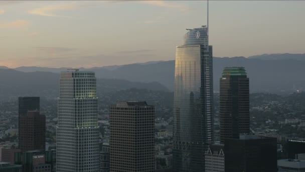 Hava günbatımı manzaralı Wilshire Grand Center gökdeleni Los Angeles — Stok video