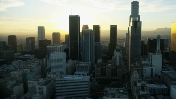 하늘을 석양으로 뒤덮고 있는 LA 마천루 — 비디오