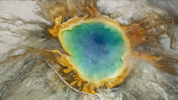 Flygfoto mineralrikt vatten Yellowstone Park Wyoming — Stockvideo