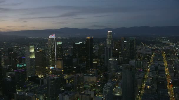 Vista aérea del atardecer ciudad luces LA distrito financiero — Vídeos de Stock