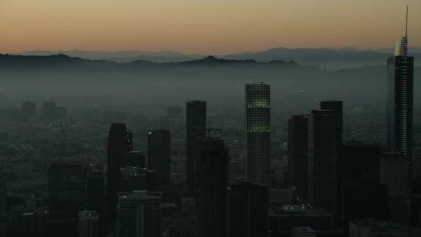 Vista aérea iluminada al atardecer Rascacielos de Los Ángeles América — Vídeos de Stock