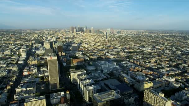 Vista aérea da paisagem urbana no centro de LA Wilshire Boulevard Koreatown — Vídeo de Stock
