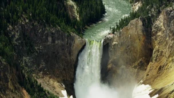Вид с воздуха Национальный парк Йеллоустон, Нижний водопад США — стоковое видео