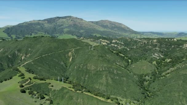 하늘을 나는 듯 한 구릉지 캘리포니아 시골 풍경 — 비디오