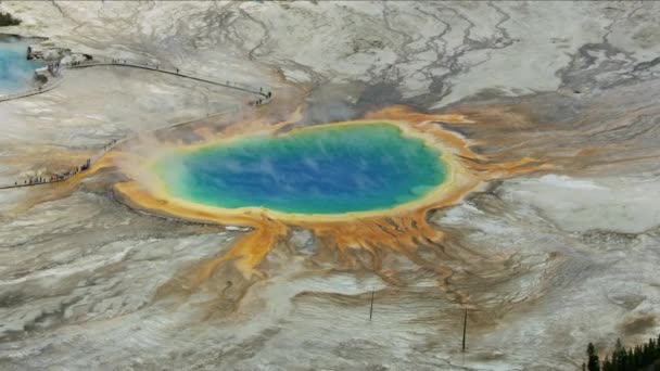 Αεροφωτογραφία τουρίστες Yellowstone Park θερμές πηγές ΗΠΑ — Αρχείο Βίντεο