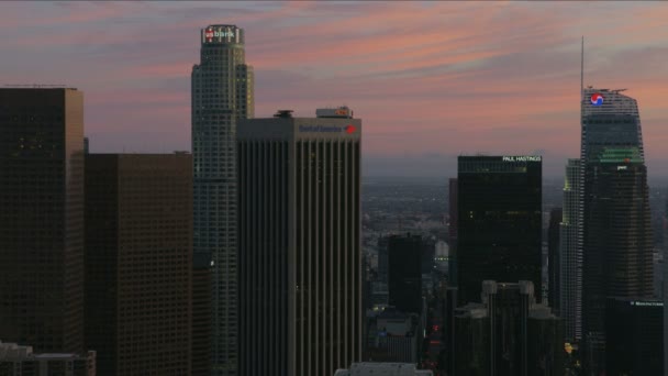 Los Angeles finans bölgesi gökdelenleri üzerinde hava manzaralı gün batımı — Stok video