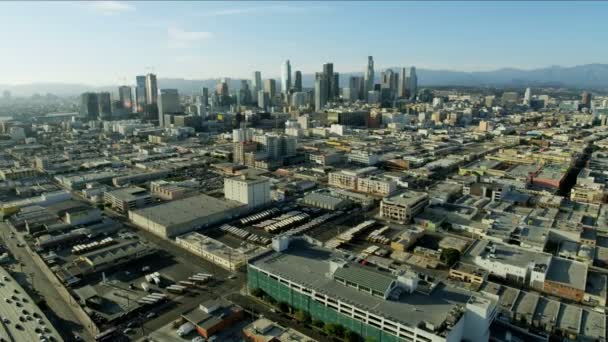 Los Angeles şehrinin gökyüzü ve otoban manzarası — Stok video