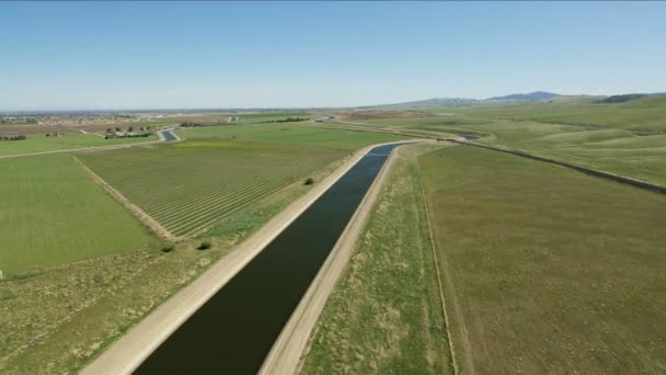 Αεροκυβερνήτης Brown υδραγωγείο καλλιέργεια τοπίο της γεωργίας ΗΠΑ — Αρχείο Βίντεο