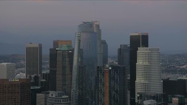 Hava gün batımı manzaralı ticari gökdelen çatıları Los Angeles — Stok video