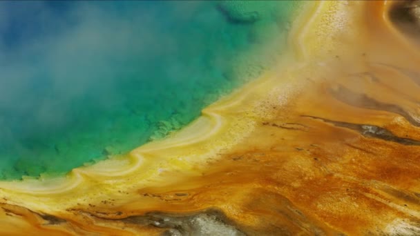 Warna cerah pemandangan udara Yellowstone mata air panas Amerika Serikat — Stok Video