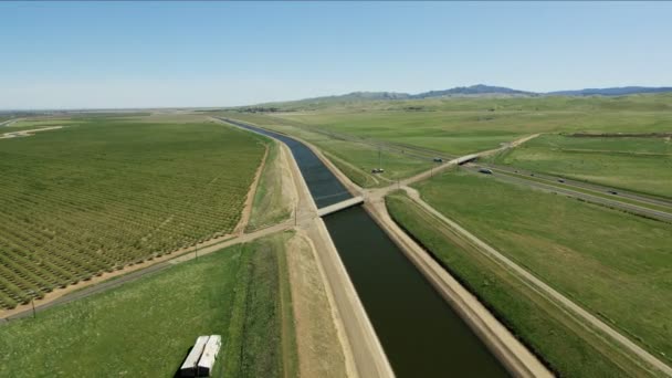 Aerial aquaduct biologische landbouwgrond groei van landbouwgewassen Amerika — Stockvideo