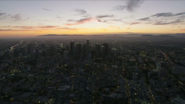 Vista aérea del centro de Los Ángeles al atardecer — Vídeo de stock