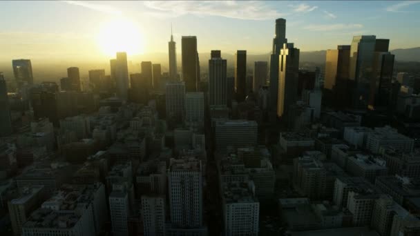 Vista aérea do pôr do sol LA distrito financeiro e subúrbios — Vídeo de Stock