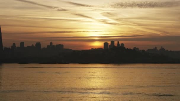 San Francisco Coit Kulesi Havadan Günbatımı manzaralı — Stok video