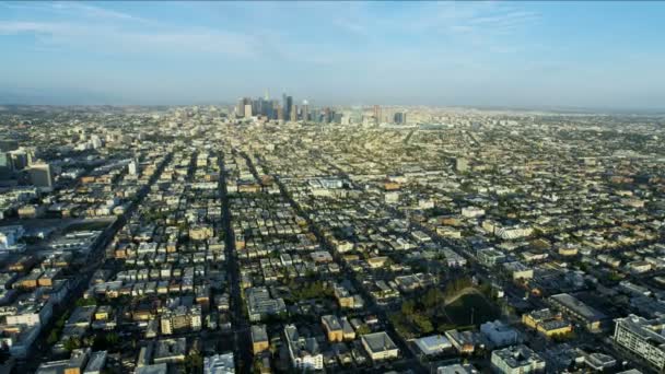 Luchtfoto stadsgezicht Koreatown naar LA stad skyline — Stockvideo