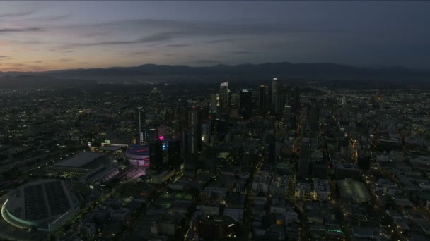 Vista aérea al atardecer LA distrito financiero luces iluminadas — Vídeo de stock