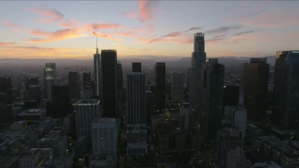 Авіаційний вид Фінансові районні хмарочоси Лос-Анджелеса на заході сонця — стокове відео