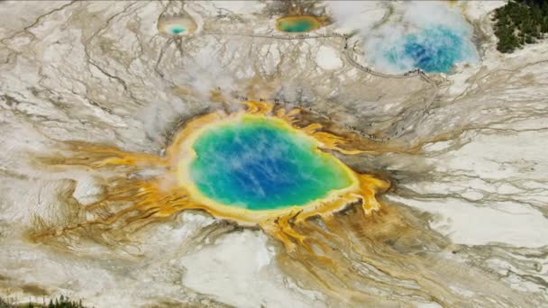 Luchtfoto Grand Prismatic Spring mineraalwater Verenigde Staten — Stockvideo