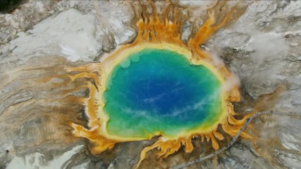 Luchtfoto Grand Prismatic Spring mineraalwater Verenigde Staten — Stockvideo