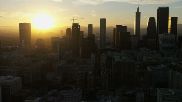 Widok z lotu ptaka LA finansowej dzielnicy Skyline o zachodzie słońca — Wideo stockowe