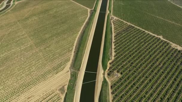 Aérien aérien gouverneur Brown aqueduc cultures fraîches Californie — Video