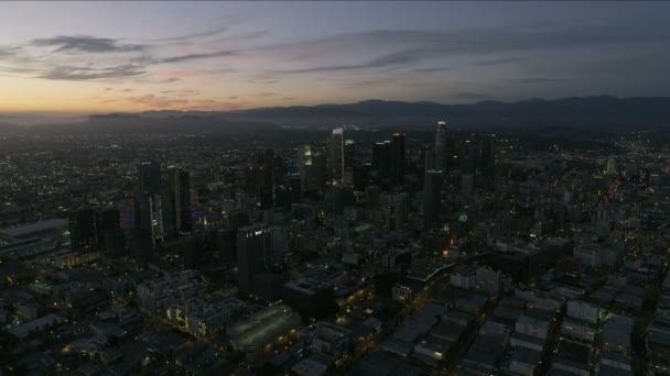 Vue aérienne du coucher du soleil illuminé gratte-ciel Los Angeles — Video