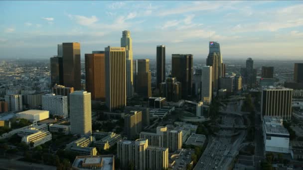 Luchtfoto zonsondergang uitzicht Los Angeles wolkenkrabbers Bunker Hill — Stockvideo