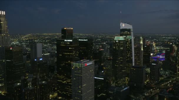 Los Angeles şehir merkezindeki hava manzarası alacakaranlıkta ışıkları yaktı. — Stok video