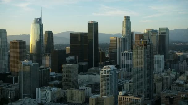 Hava günbatımı manzaralı ticari gökdelenler South Park LA — Stok video