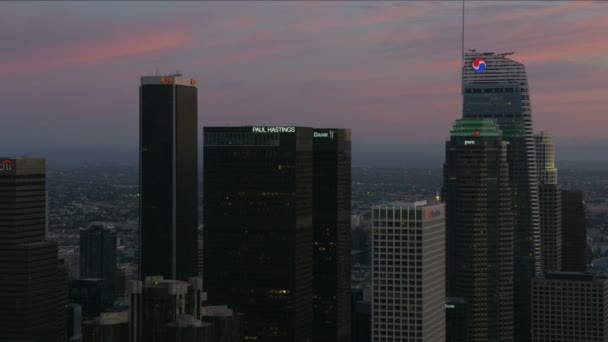 Hava günbatımı manzaralı ikiz kuleler LA şehir merkezinde gökdelenler — Stok video