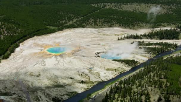 Αεροφωτογραφία τουρίστες Yellowstone Park θερμές πηγές ΗΠΑ — Αρχείο Βίντεο