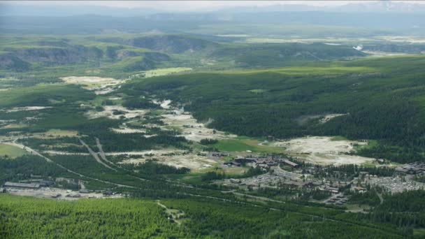 Légi kilátás Régi hűséges látogatóközpont Yellowstone Wyoming — Stock videók