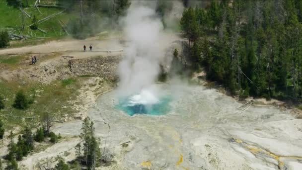 Αεροφωτογραφία Midway γεωθερμικές πηγές θερμοπίδακα Yellowstone Wyoming — Αρχείο Βίντεο
