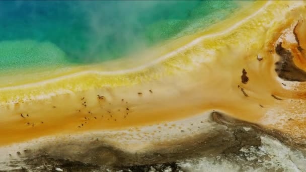 Luchtfoto Yellowstone Basin hot geyser Yellowstone Verenigde Staten — Stockvideo