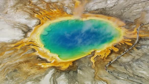 Εναέρια άποψη πλούσια σε μεταλλικά στοιχεία νερό Yellowstone Park Wyoming — Αρχείο Βίντεο
