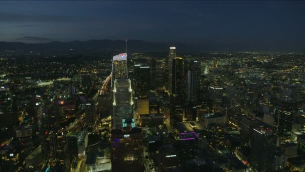 Hava manzaralı şehir ışıkları Los Angeles şehir merkezinde alacakaranlıkta. — Stok video