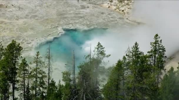 Vista aérea de vapor de las aguas termales de Yellowstone — Vídeos de Stock