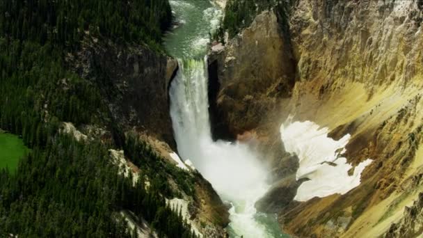 Вид с воздуха Нижний водопад реки Йеллоустон Парк США — стоковое видео