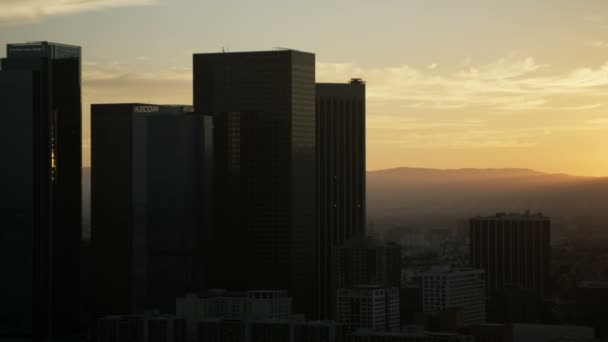Luchtfoto zonsondergang uitzicht Bunker Hill wolkenkrabbers Los Angeles — Stockvideo