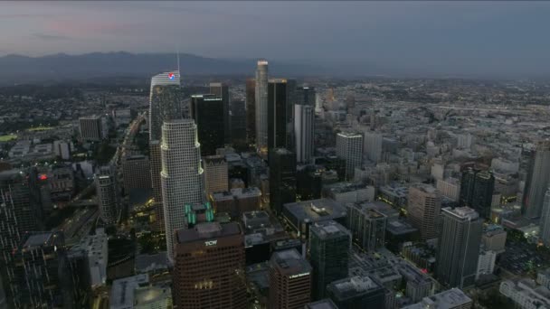 Hava manzarası gün batımında Los Angeles gökdelenlerini aydınlatıyor. — Stok video
