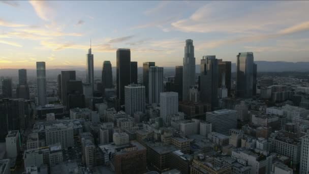 Los Angeles şehir merkezindeki hava günbatımı manzarası binalar ve gökdelenler — Stok video