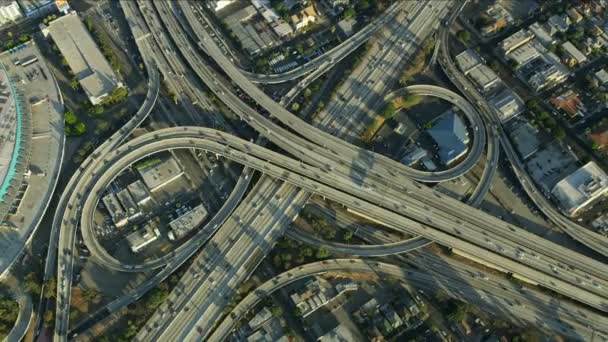 Vista aérea de arriba concurrida autopista de intercambio Los Ángeles — Vídeo de stock