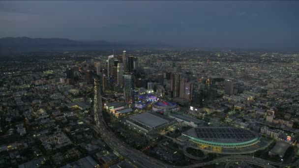 Vue aérienne au coucher du soleil sur le centre-ville de Los Angeles — Video