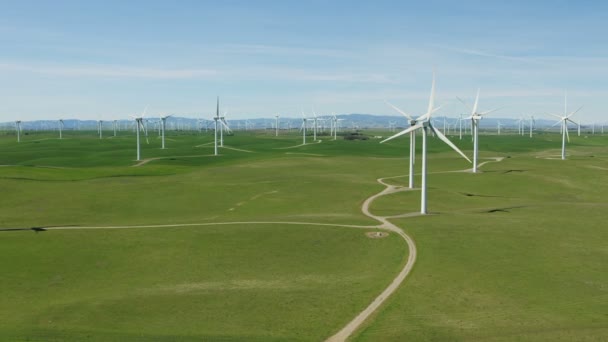 Luchtfoto van windmolenpark op het platteland opwekking van energie — Stockvideo