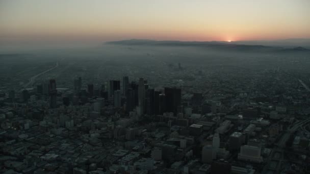 Vue aérienne du coucher du soleil sur les gratte-ciel de Los Angeles États-Unis — Video