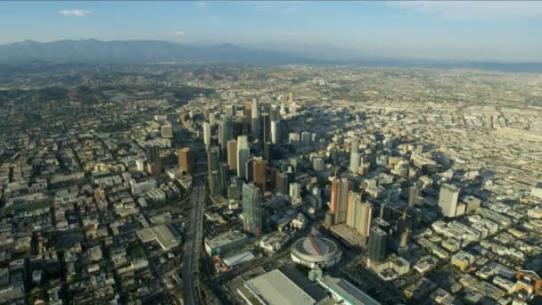 Letecký pohled LA cityscape s horami San Gabriel — Stock video